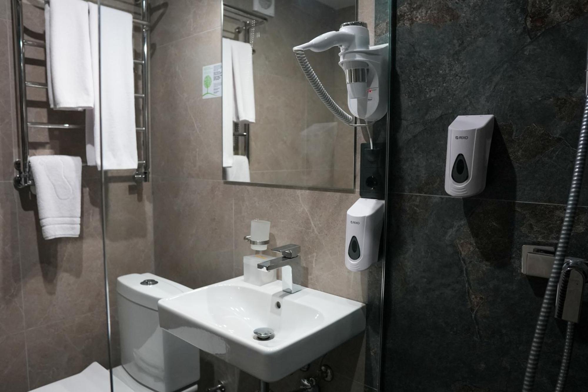 Svytyaz Hotel Lutsʼk Dış mekan fotoğraf