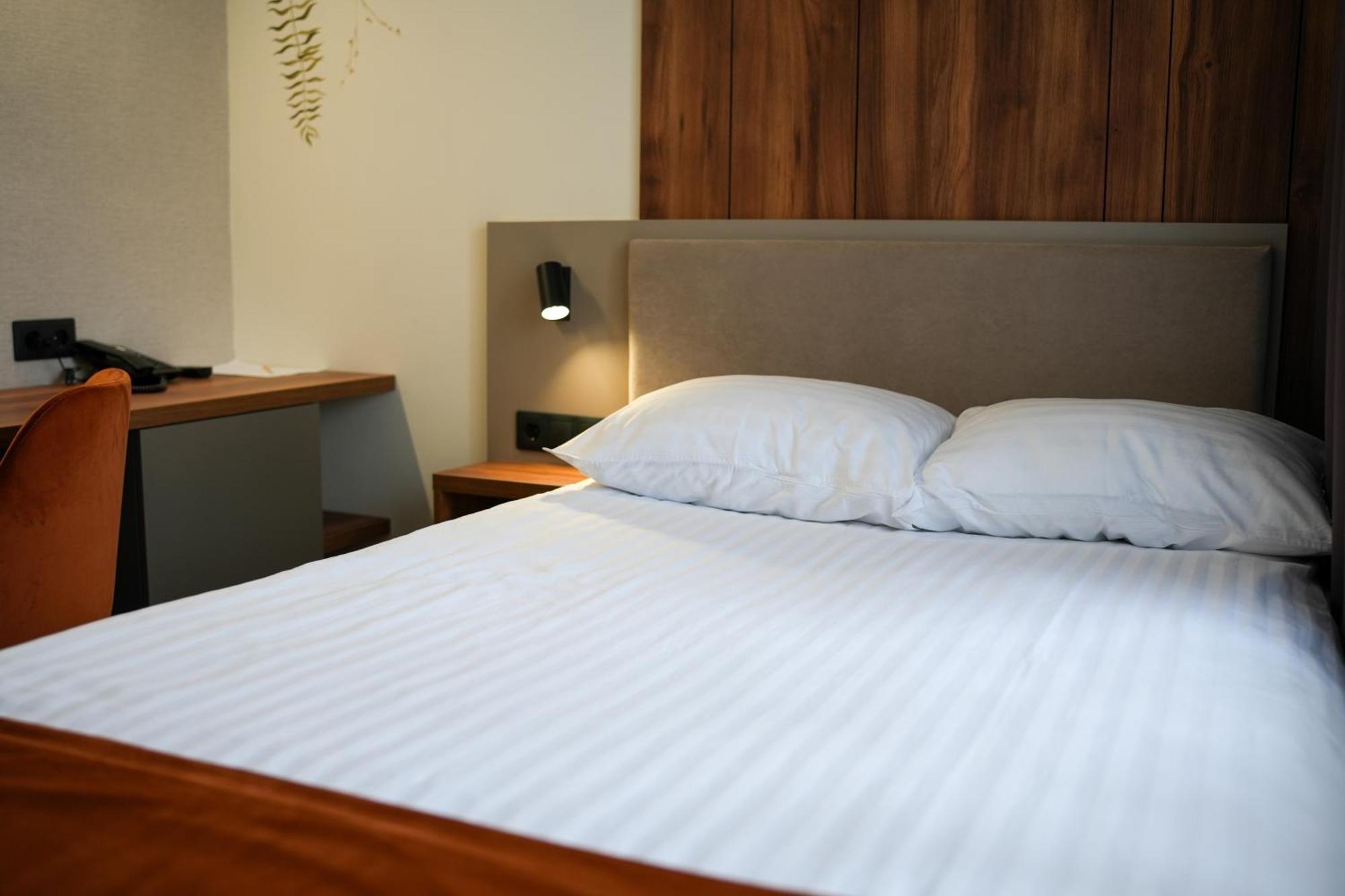 Svytyaz Hotel Lutsʼk Dış mekan fotoğraf