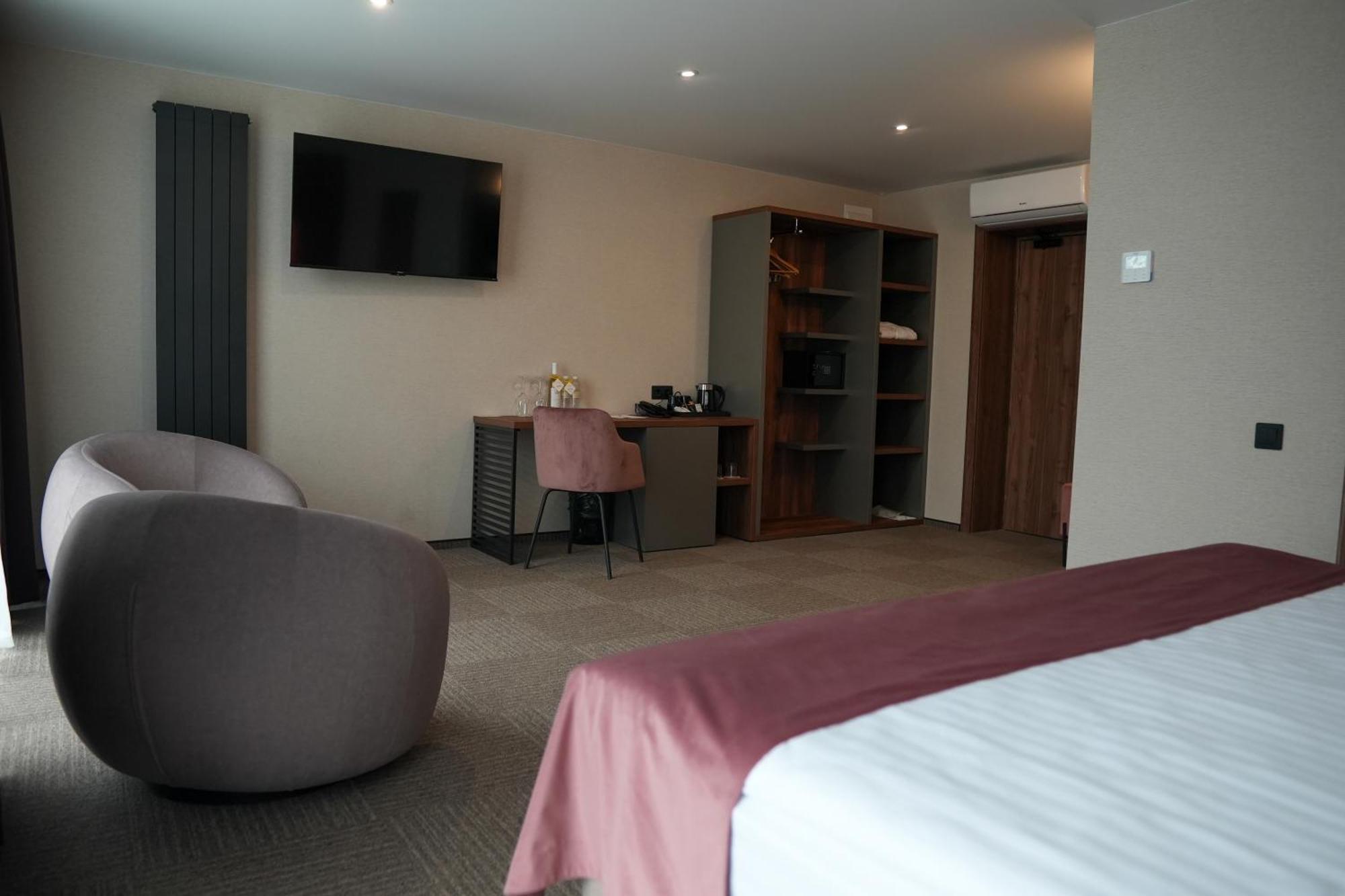 Svytyaz Hotel Lutsʼk Dış mekan fotoğraf