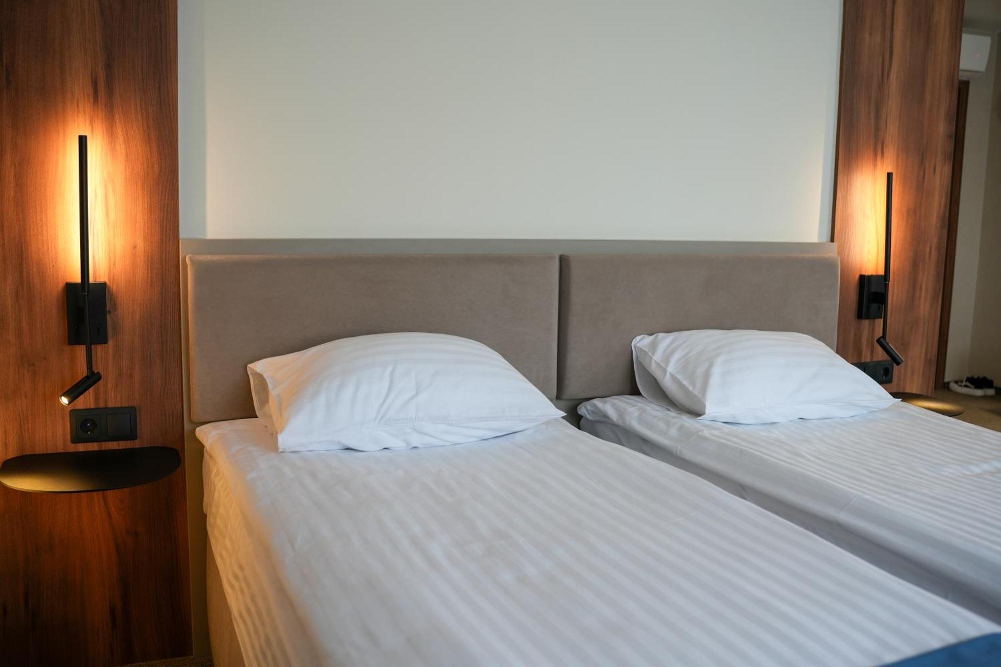 Svytyaz Hotel Lutsʼk Dış mekan fotoğraf
